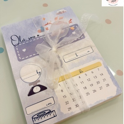 Bloco de notas com calendário, ilustrações e fita transparente