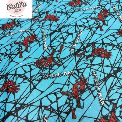 Tecido azul com padrão do Homem-Aranha e texto SPIDER-MAN.