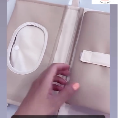 Bolsa multiusos em pele bege com vários compartimentos e fecho de tira