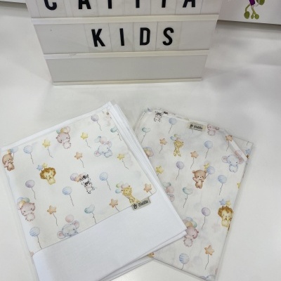 Peças de tecido para crianças com padrões de animais e balões, placa luminosa com texto CATITA KIDS ao fundo.