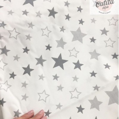 Tecido branco com estrelas cinzentas de vários tamanhos e tons