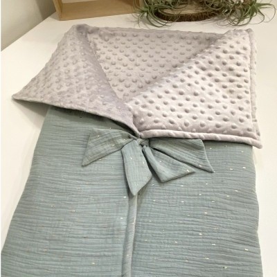 Manta para bebé azul claro com laço e forro cinzento com textura bolinhas