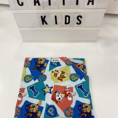 Lenço infantil com padrão Patrulha Pata com caixa luminosa CATITA KIDS ao fundo