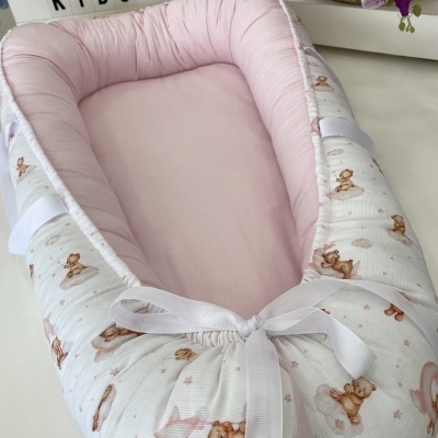 Ninho de bebé rosa claro com padrão de ursos castanhos e estrelas cor de rosa