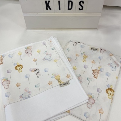 Dois panos para bebé com estampas de animais e balões e placa com texto CATITA KIDS