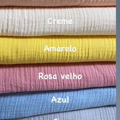 Tecidos de musselina em seis cores diferentes empilhados com etiquetas de cor