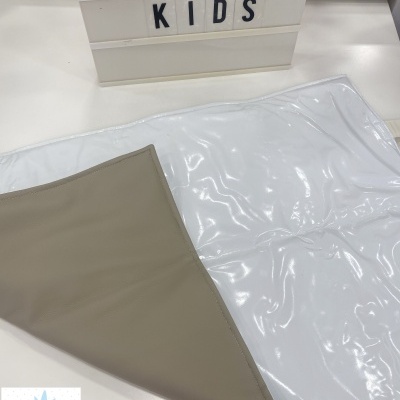 Trocador bebé branco e cinza com texto CATITA KIDS num fundo