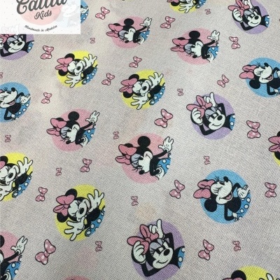 tecido estampado com Minnie e Mickey Mouse coloridos