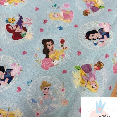 Tecido azul com estampado de princesas da Disney em círculos brancos