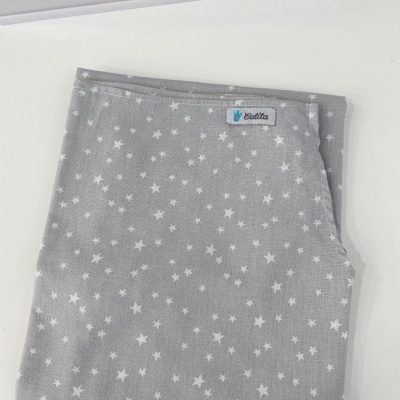 Manta cinza com estrelas brancas e etiqueta Editta