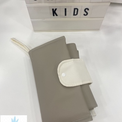 Carteira cinzenta com fecho branco e placa CATITA KIDS em fundo branco