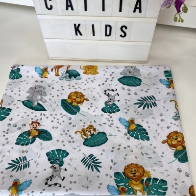 Tecido infantil com estampas de animais coloridos, caixa de luz com texto 'CATITA KIDS' e flor lilás