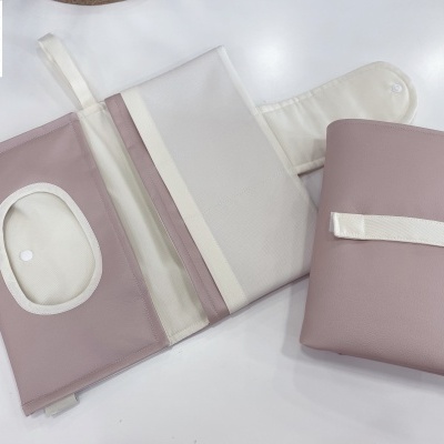 Porta fraldas infantis rosa claro e creme, aberto e fechado, sobre fundo branco