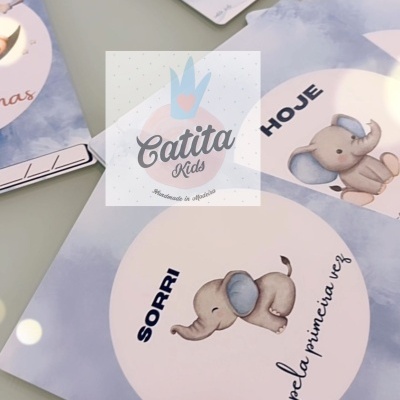 Cartões com ilustrações de elefantes para bebés em azul claro e cinza com textos em português