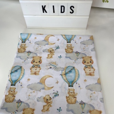 Pano de tecido infantil com padrão de ursos e balões de ar quente em fundo branco