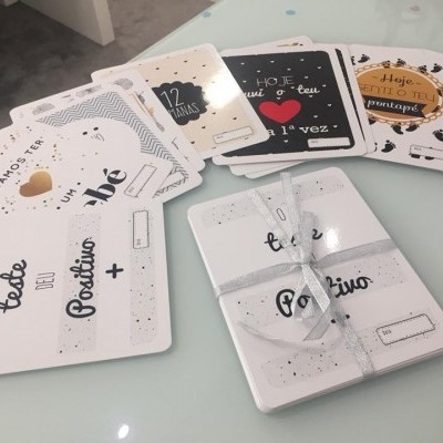 Cartas decorativas com textos em português sobre uma mesa
