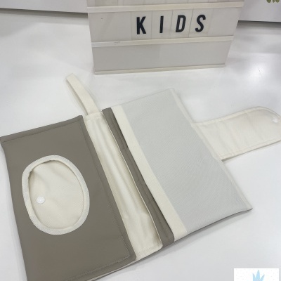 Capa para livro em tecidos bege, creme e cinza claro com fecho velcro e orifício oval