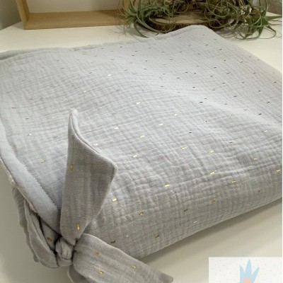 Manta infantil cinza com padrão dourado e laço