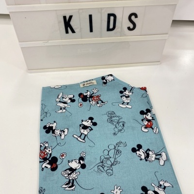 tecido azul claro com estampas de Mickey e Minnie Mouse em várias poses