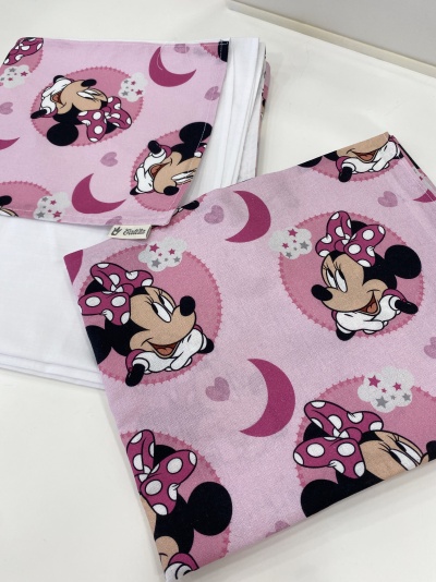 Tecido cor-de-rosa com estampa personagens Minnie Mouse e elementos decorativos