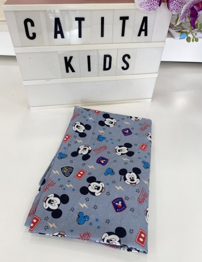 Pano infantil de tecido cinza com padrão de Mickey Mouse e placa luminosa com texto Catita Kids