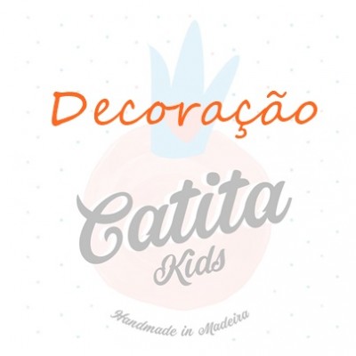 Logótipo com texto Decoração Catita Kids e Handmade in Madeira em fundo de pontos cinzentos