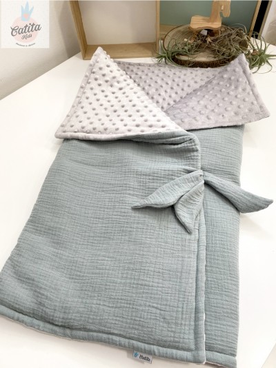 Saco de bebé cinza com interior branco em tecido com bolinhas em relevo e laço lateral