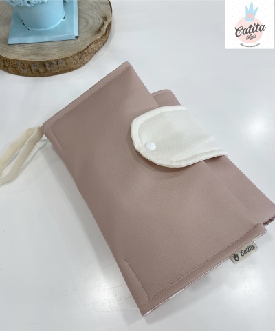 Bolsa organizadora rosa claro com aba branca sobre superfície branca