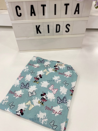 Lenço de tecido azul claro com padrão da Minnie Mouse e laços coloridos para crianças