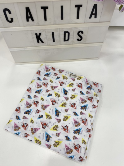 Lençol ou fronha infantil branca com desenhos coloridos e placa luminosas ao fundo CATITA KIDS