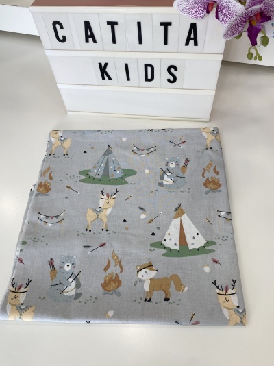 Lenço cinzento com desenhos de animais e acampamento, placa de luz com texto 'CATITA KIDS' e orquídea roxa