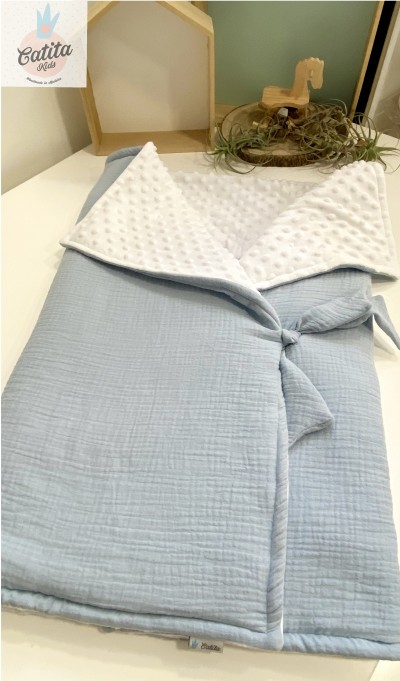Manta ou saco para bebé azul claro com forro branco e textura de bolinhas