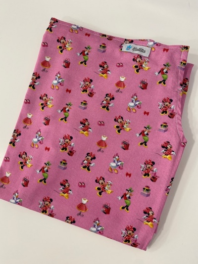 Tecido rosa estampado com personagens Disney e etiqueta Edilia
