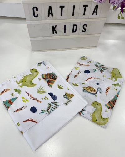 Duas mantas infantis de algodão com estampados de dinossauros e natureza, e placa luminosa com texto CATITA KIDS