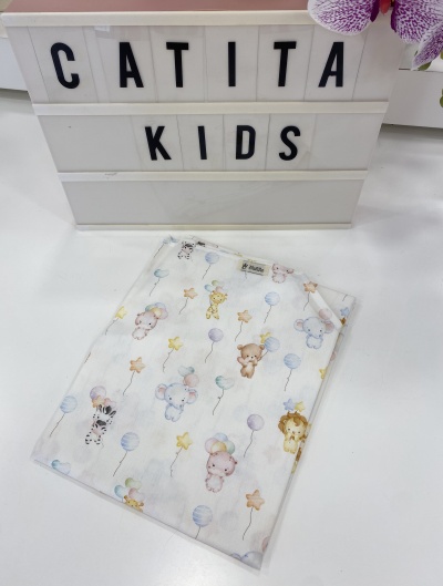 Manta infantil estampada com animais de circo e balões em tecido branco.