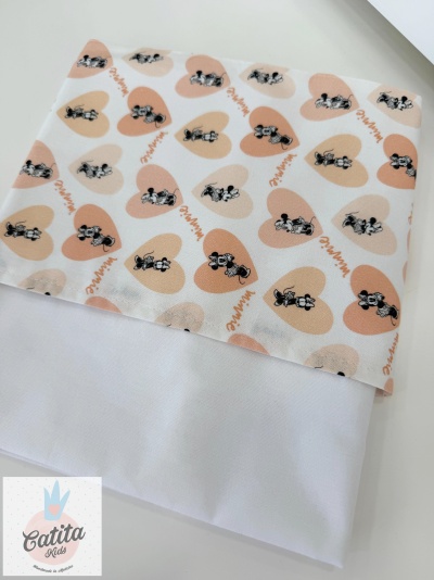 Fralda branca com tecido estampado com corações pastel e personagens Mickey e Minnie