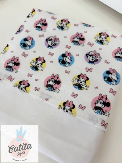 Toalha branca com faixa decorativa estampada com Minnie Mouse e laços cor-de-rosa