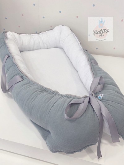 Ninho para bebé cinza e branco com fitas e etiqueta Catita Kids