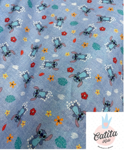 Tecido azul com padrões de personagens de desenho e flores coloridas