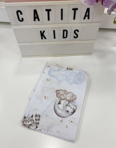 Toalha infantil branca com estampado de nuvens e animais, à frente de placa com texto 'CATITA KIDS'.