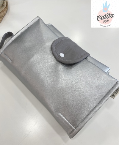 Bolsa organizadora prateada com fecho cinzento e botão branco