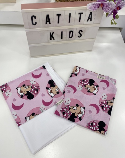 Lençóis infantis rosa com padrão Minnie Mouse perto de caixa de luz com texto CATITA KIDS