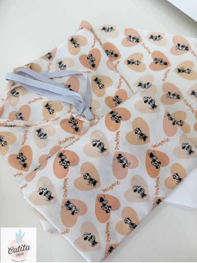 Tecido com padrão de corações rosas e bege com Minnie Mouse em preto e branco e texto minnie, com elástico branco