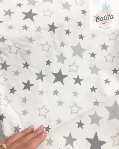 Tecido branco com estrelas cinzentas de vários tamanhos e tons