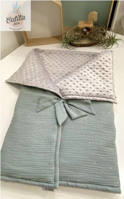 Manta para bebé azul claro com laço e forro cinzento com textura bolinhas