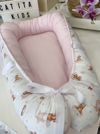 Ninho de bebé rosa claro com padrão de ursos castanhos e estrelas cor de rosa