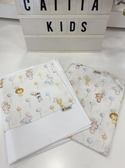 Dois panos para bebé com estampas de animais e balões e placa com texto CATITA KIDS