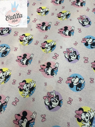 tecido estampado com Minnie e Mickey Mouse coloridos