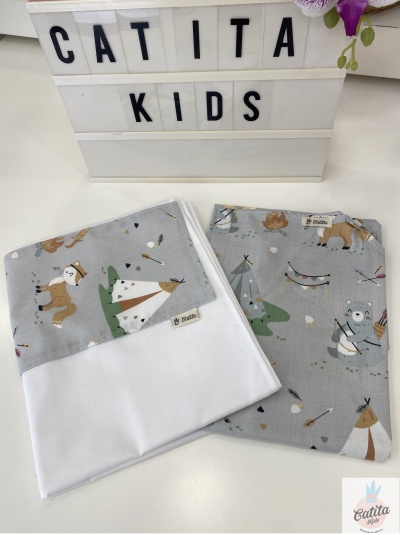 Peças têxteis infantis cinzentas e brancas com padrão de ursos e tendas