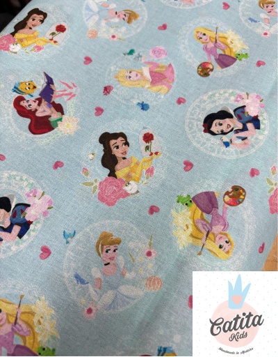 Tecido azul com estampado de princesas da Disney em círculos brancos